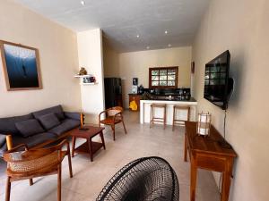 sala de estar con sofá y mesa en Villa Light - Amed Bali, en Amed