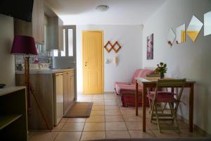 Dapur atau dapur kecil di Cosy guest house with private yard