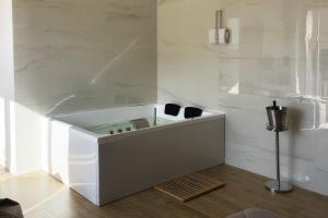 een witte badkamer met een wastafel in de hoek bij Luxury - 5 Stars - Suite 70's rooms in Trapani