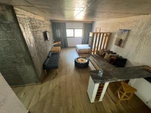 einen Blick über ein Wohnzimmer mit Sofa in der Unterkunft Teia-AJ in Praia