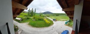 una vista aerea su un giardino con moto su strada di Casa Rural Los Rubios 