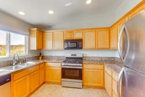Dapur atau dapur kecil di Joshua Tree Home with Fire Pit about 4 Mi to Natl Park!