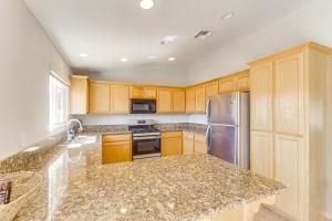 Dapur atau dapur kecil di Joshua Tree Home with Fire Pit about 4 Mi to Natl Park!