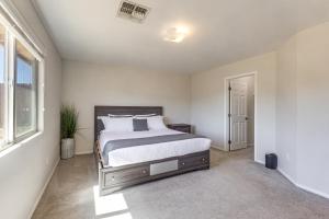 Tempat tidur dalam kamar di Joshua Tree Home with Fire Pit about 4 Mi to Natl Park!
