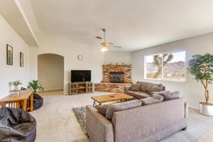 Area tempat duduk di Joshua Tree Home with Fire Pit about 4 Mi to Natl Park!
