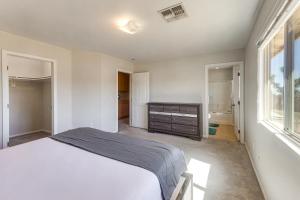 Tempat tidur dalam kamar di Joshua Tree Home with Fire Pit about 4 Mi to Natl Park!