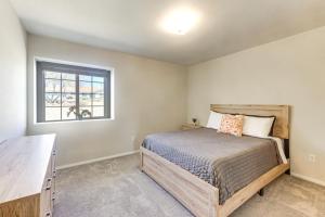 Tempat tidur dalam kamar di Joshua Tree Home with Fire Pit about 4 Mi to Natl Park!