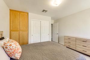 Tempat tidur dalam kamar di Joshua Tree Home with Fire Pit about 4 Mi to Natl Park!