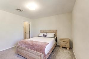 Tempat tidur dalam kamar di Joshua Tree Home with Fire Pit about 4 Mi to Natl Park!