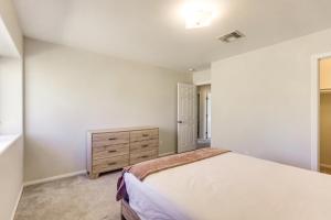 Tempat tidur dalam kamar di Joshua Tree Home with Fire Pit about 4 Mi to Natl Park!
