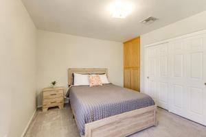 Tempat tidur dalam kamar di Joshua Tree Home with Fire Pit about 4 Mi to Natl Park!
