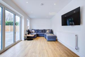 A seating area at Spacious Bedroom Ensuite in Brentwood Free Parking - Room 1