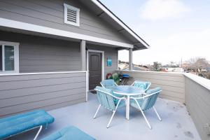 eine Terrasse mit einem Tisch und Stühlen auf dem Balkon in der Unterkunft 1203 Russ Court in Arroyo Grande