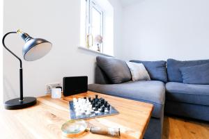 uma sala de estar com um tabuleiro de xadrez sobre uma mesa em Spacious Bedroom Ensuite in Brentwood Free Parking - Room 1 em Brentwood