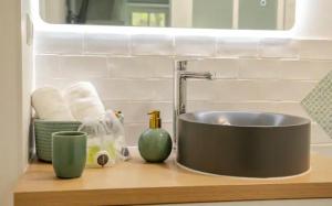 un bancone della cucina con lavandino in bagno di Escale Caux Cooning**** Charme et Balneo Etretat a Étretat