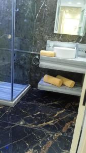 Ένα μπάνιο στο Beautiful apartament the beach marina 1