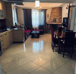 een keuken en een woonkamer met een bank en een tafel bij Naldo Apartment in Xarrë