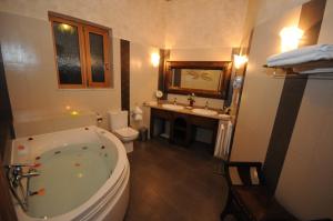 Koupelna v ubytování Margit Suites Hotel + 37 fotografií