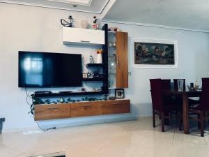 een woonkamer met een tv en een aquarium bij Naldo Apartment in Xarrë
