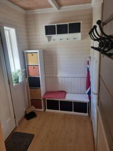 TV a/nebo společenská místnost v ubytování Sjarmerende hus med bade og fiskemuligheter