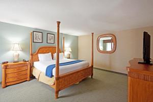 1 dormitorio con 1 cama, vestidor y TV en Holiday Inn Express and Suites Meriden, an IHG Hotel, en Meriden