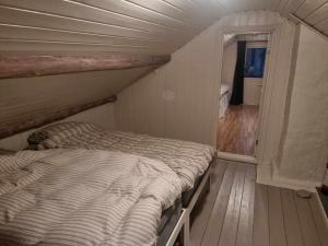 ein Schlafzimmer mit einem Etagenbett in einem Zimmer in der Unterkunft Sjarmerende hus med bade og fiskemuligheter in Flekkefjord