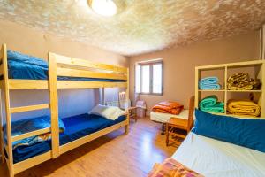 pokój z 2 łóżkami piętrowymi i pokój z łóżkiem w obiekcie Albergue INpulso Atapuerca w mieście Atapuerca