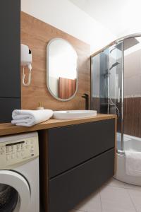 La salle de bains est pourvue d'un lavabo et d'un lave-linge. dans l'établissement Apartment Monika, à Zadar