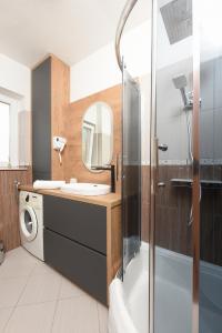 een badkamer met een wastafel en een douche bij Apartment Monika in Zadar