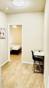Cozy location in Midtown! في هيوستن: غرفة مع طاولة وغرفة نوم مع سرير
