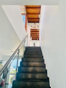 una escalera en una casa con escaleras azules y techos de madera en Casas y Dptos de Hotel, Acceso a VPX Hotel, AC, Parrilla y piscina privada, en Asia