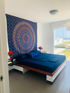 1 dormitorio con 1 cama azul y tapiz en la pared en Casas y Dptos de Hotel, Acceso a VPX Hotel, AC, Parrilla y piscina privada en Asia