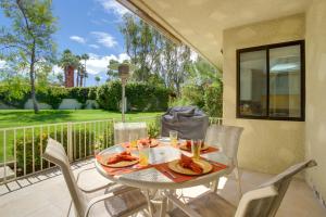 una mesa y sillas en un patio con balcón en Sunny Palm Springs Haven Fenced Patio, 6 Pools!, en Palm Springs