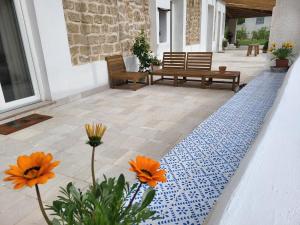 un patio con 2 panche e un tappeto bianco e blu di Al Panorama di Ercole a Monte di Procida