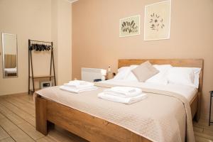 ナポリにあるB＆B メトロポリタンのベッドルーム1室(大型ベッド1台、タオル付)