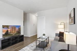 uma sala de estar com um sofá e uma televisão em 2BR Cozy and Furnished Apt in Hyde Park - Hyde Park 405 em Chicago
