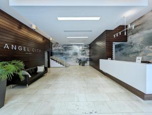 克拉科夫Turnau City Aparthotel的天使城大厦的大厅，有楼梯