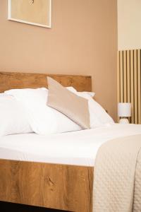 ナポリにあるB＆B メトロポリタンのベッド(白いシーツ、枕付)