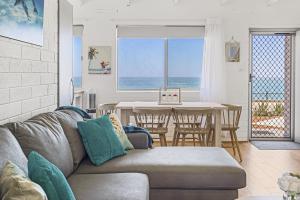 sala de estar con sofá y mesa en OCEA84 - Quinns Beach Shack: Ocean Views, en Quinns Rocks