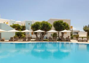 una piscina con sombrillas, sillas y mesas en Asteras Paradise, en Naousa