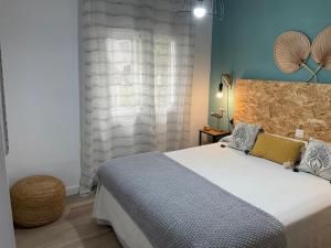 ein Schlafzimmer mit einem großen Bett und einem Fenster in der Unterkunft MiraSierraHome... Tú hogar de vacaciones! in Alora