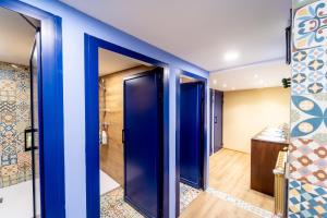 ein Badezimmer mit blauen Wänden und einer blauen Tür in der Unterkunft Albergue INpulso Atapuerca in Atapuerca