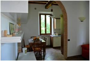 - une cuisine et une salle à manger avec une table et des chaises dans l'établissement “Il Nespolino” Tuscan Country House, à Sienne