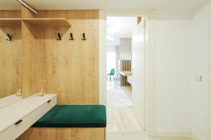 a bathroom with a green bench in a room at Himson Stylish Studio-Self Check-in near Airport & Mall in Iaşi +47 photos