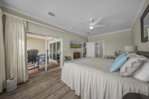 - une chambre avec un grand lit et un balcon dans l'établissement Marlin Key 4C by Vacation Homes Collection, à Orange Beach