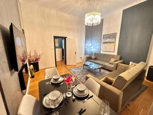 - un salon avec une table et un canapé dans l'établissement Cozy Apartments near Central Dubai, à Dubaï