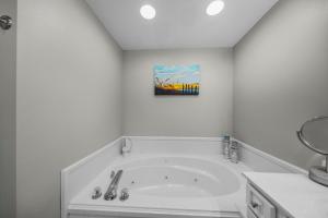 Baðherbergi á Marlin Key 4C by Vacation Homes Collection