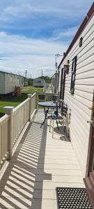 een patio met een tafel en stoelen in een gebouw bij Seaview in Skegness