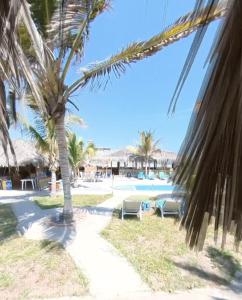Bazén v ubytování Bora Bora Bungalows nebo v jeho okolí