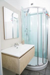 ein Bad mit einer Dusche und einem Waschbecken in der Unterkunft B&B Paradise in Neapel